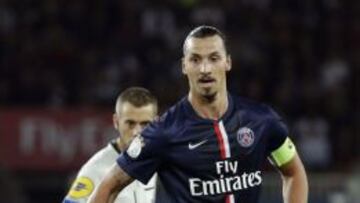 Zlatan Ibrahimovic controla el bal&oacute;n durante un partido con el PSG
