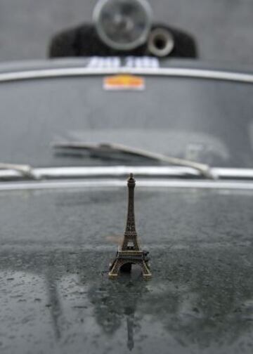 Detalle de uno de los vehículos con una torre Eiffel.