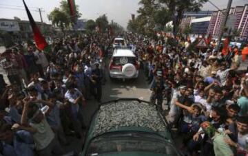 Los afganos celebran en Kabul junto a los jugadores de la selección la Copa de la Federación Sudasiática de Fútbol tras ganar a la India.