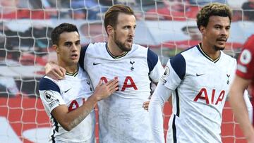 Sergio Reguil&oacute;n, el primero por la izquierda, celebra uno de los goles del Tottenham ante el Manchester United.