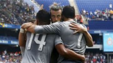 Bale, abrazado a Casemiro y Cristiano Ronaldo.
