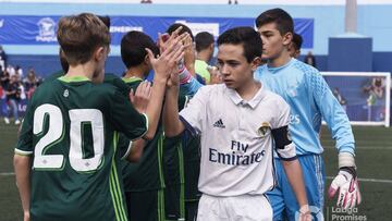 Los jugadores del Real Madrid y del Real Betis se dan la mano antes del partido.