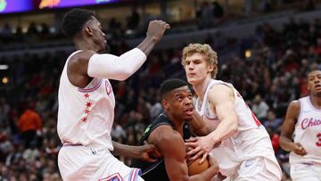 Bobby Portis y Lauri Markkanen, de los Bulls, rodean a Dennis Smith Jr., de los Mavericks. Ambos equipos son claros candidatos al tanking.