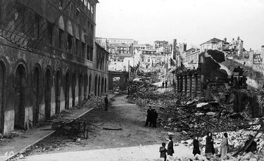 El 15 de febrero de 1941, un incendio devastador arrasó el centro histórico de Santander, impulsado por vientos huracanados. Se destruyeron 377 edificios, incluidas la catedral y 37 calles, dejando a 10.000 personas sin hogar. Aunque solo hubo una víctima mortal, el daño material fue inmenso y la reconstrucción tardó 25 años.
