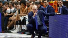 GRAF746. VALENCIA, 05/10/2018.- El entrenador del Valencia Basket Jaume Ponsarnau en el partido de la segunda jornada de liga ACB que Valencia Basket y Real Madrid disputan esta noche en el pabell&oacute;n de la Fuente de San Luis. EFE/ Miguel &Aacute;nge