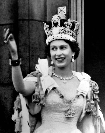 La Reina Isabel II durante su coronación.  Foto: galleryhip.com