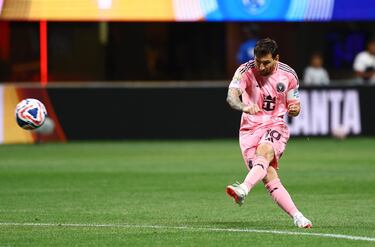 2-1. El astro argentino marca un tanto majestuoso de golpe franco desde el balcón del área de los dragones. El 10 dirigió la remontada y la victoria de las 'Garzas'.