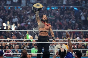 Roman Reigns celebra tras derrotar a CM Punk durante la lucha por el Campeonato Mundial de Peso Pesado en WrestleMania 42 en el Allegiant Stadium.