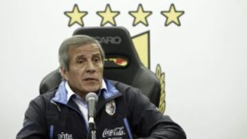 25/05/2015.- El director t&eacute;cnico de la selecci&oacute;n uruguaya de f&uacute;tbol, Oscar Washington Tab&aacute;rez, . EFE/Hugo Ortu&ntilde;o