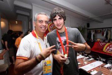 José Luis Sáez y Ricky Rubio tras conseguir la medalla de plata en los Juegos Olímpicos de Pekín 2008.