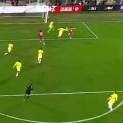 Echeverría y Alexis fallaron estas opciones ante Colombia: nadie lo podía creer