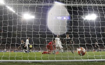 0-1. Hakim Ziyech marcó el primer gol.