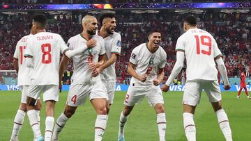 Doha (Qatar), 01/12/2022.- Youssef En-Nesyri (R) of Morocco celebrates with teammates after scoring the side's second goal during the FIFA World Cup 2022 group F soccer match between Canada and Morocco at Al Thumama Stadium in Doha, Qatar, 01 December 2022. (Mundial de Fútbol, Marruecos, Catar) EFE/EPA/Mohamed Messara
