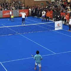 Federer se divierte con los aficionados de Bogotá