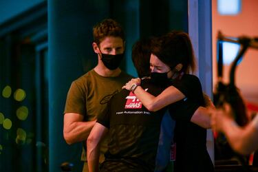 El piloto francés ya está fuera del hospital y ha aprovechado para pasarse por el circuito de Bahréin para agradecer la rápida intervención tras su accidente. En la imagen su mujer Marion Grosjean abraza emocionada a un miembro del equipo.
