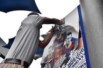 Los operarios del FC Barcelona han dedicado la mañana a quitar las imágenes de Leo Messi de las instalaciones del estadio blaugrana. Messi, ya es historia.