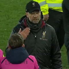 Klopp se encaró con un recogepelotas del Everton