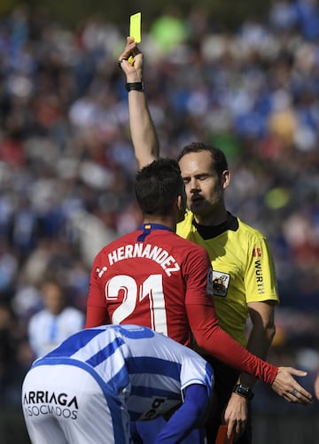 Lucas Hernández vio la amarilla por una dura entrada sobre Jonathan Silva. 