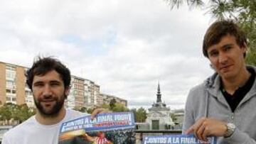 <b>LLAMAMIENTO. </b>Cañellas y Kallman muestran en el Manzanares el cartel que anuncia el choque de hoy en Vistalegre.