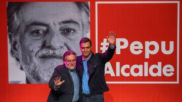 GRAF1233. MADRID, 03/02/2019.- El presidente del Gobierno y secretario general de los socialistas, Pedro Sánchez (d), presenta la precandidatura del exseleccionador de baloncesto Pepu Hernández (i) a las primarias del PSOE para ser el candidato a la alcaldía de Madrid, en un acto celebrado en el Teatro de La Latina.- EFE/Emilio Naranjo