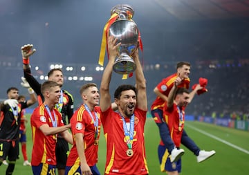 Jesús Navas celebra el triunfo levantando el trofeo de la Eurocopa.