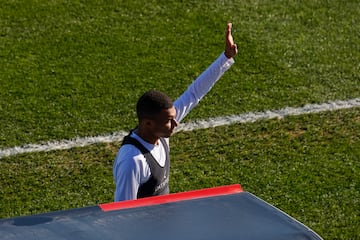 Los jugadores del Real Madrid al final del entrenamiento  atendieron a los aficionados que se dieron cita en el Di Stéfano, un día especial para la comunión del madridismo.