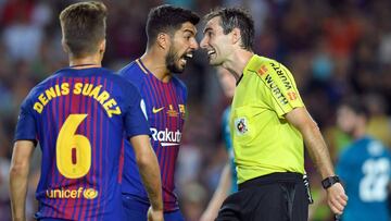 Luis Suárez se encaró con De Burgos Bengoetxea en el Clásico del pasado domingo.