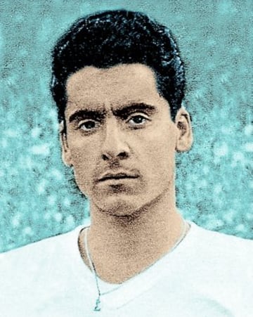 Jugó en el Real Madrid la temporada 1951-52. Vistió la camiseta del Celta durante cinco temporadas desde 1953 hasta 1958.