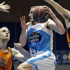 El Monbus Obradoiro destroza al Valencia Basket a base de triples