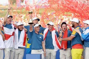 Luke Donald, capitán del equipo de Europa, levantó el trofeo de la Ryder Cup. 