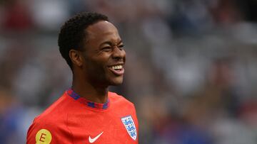 Raheem Sterling durante el calentamiento previo a un partido con Inglaterra.