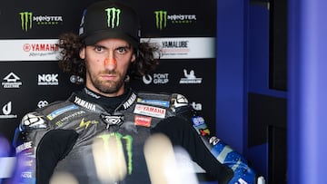 Álex Rins sentado en su box durante el GP de Alemania.