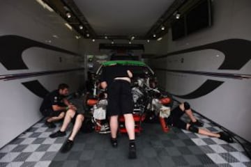 Mecánicos trabajando en el Aston Martin Racing momentos antes de comenzar la carrera