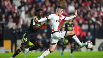 MADRID, SPAIN - NOVEMBER 07: Sergio Camello of Rayo Vallecano holds the ball whilst under pressure from Aurelien Tchouameni of Real Madrid CF during the LaLiga Santander match between Rayo Vallecano and Real Madrid CF at Campo de Futbol de Vallecas on November 07, 2022 in Madrid, Spain. (Photo by Angel Martinez/Getty Images)