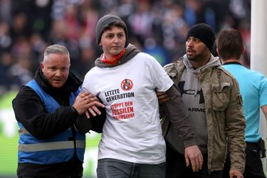 Dos espectadores se atan a los postes en el Eintracht-Friburgo