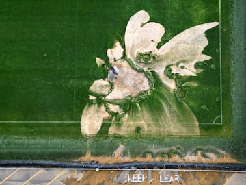 Una imagen tomada desde un dron muestra los graves daños en el terreno de juego del Cherry Red Records Stadium, sede del AFC Wimbledon, tras las inundaciones provocadas por las fuertes lluvias en el suroeste de Londres. Como consecuencia, el partido de tercera ronda de la Carabao Cup ante el Newcastle ha sido aplazado.