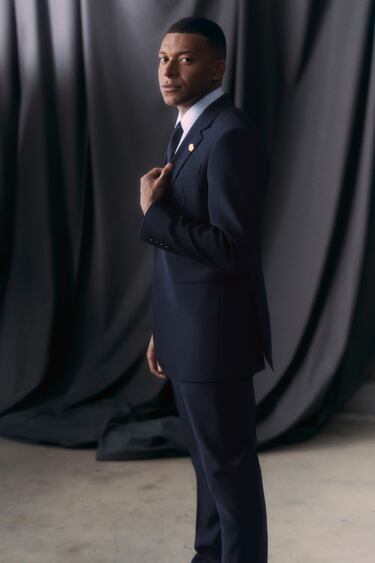 Kylian Mbappé posa con el nuevo traje de viaje. 