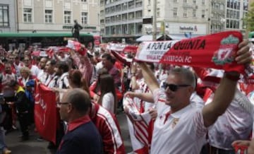 Gran ambiente en las calles de Basilea antes de la final. 