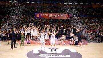 Los capitanes del Real Madrid, Rudy Fernández y Sergio Llull, levantan el trofeo de la Copa del Rey.