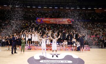 Los capitanes del Real Madrid, Rudy Fernández y Sergio Llull, levantan el trofeo de la Copa del Rey