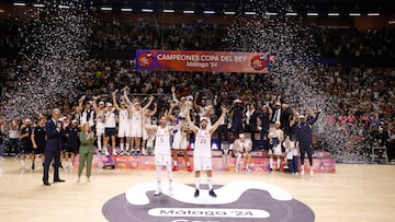 Los capitanes del Real Madrid, Rudy Fernández y Sergio Llull, levantan el trofeo de la Copa del Rey.