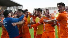 Los jugadores de Cobreloa celebran al final del partido de Primera B disputado en el estadio Zorro del Desierto.