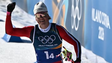 Norway's Johannes Hoesflot Klaebo celebrates as he skies to the finish line to win the cross-country men's 4 x 7,5km relay event of the Milano Cortina 2026 Winter Olympic Games at Tesero Cross-Country Skiing Stadium in Lago di Tesero (Val di Fiemme), on February 15, 2026. (Photo by Javier SORIANO / AFP)