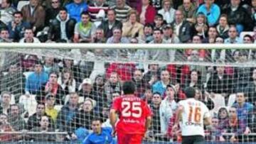 <b>EL EMPATE. </b>David Villa anotó su tanto número 23 en esta Liga con este lanzamiento de penalti que suponía el 1-1.