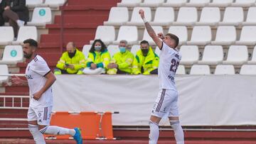 Dani González, del Albacete, celebra un gol.