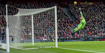 Ter Stegen realizó una gran parada tras un tiro de Susaeta.