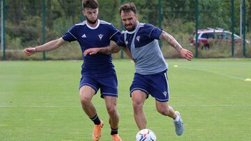 El rojillo Javi Jim&eacute;nez controla el bal&oacute;n durante un entrenamiento.