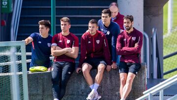 Gorka Guruzeta, en el centro, fue operado de la rodilla derecha.