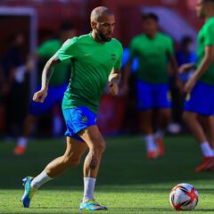 Dani Alves no atendió a los aficionados a su llegada a México