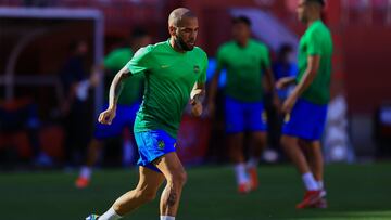 Dani ALves durante un entrenamiento con Brasil.